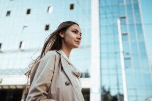 ילד הולכת בעיר בביטחון.