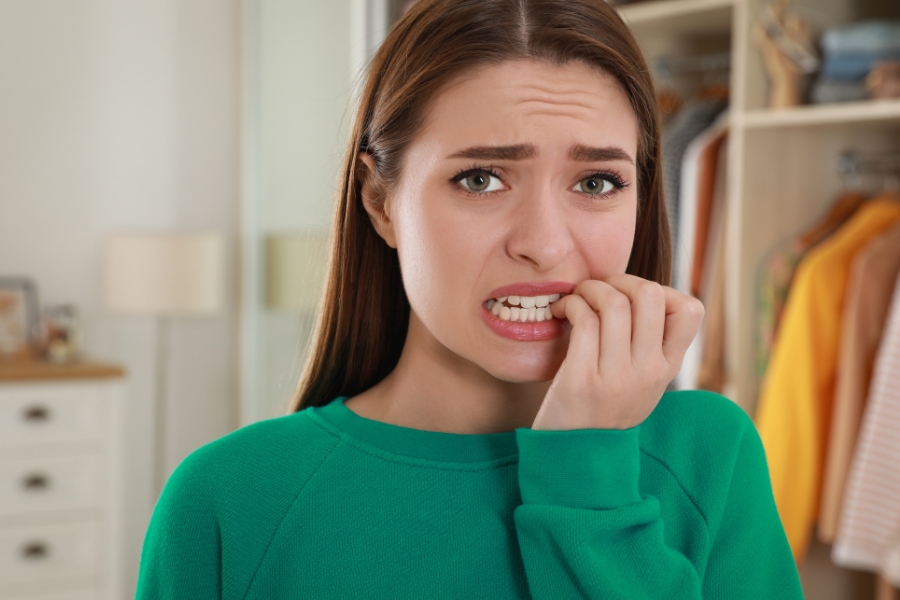 אישה כוססת ציפורניים.